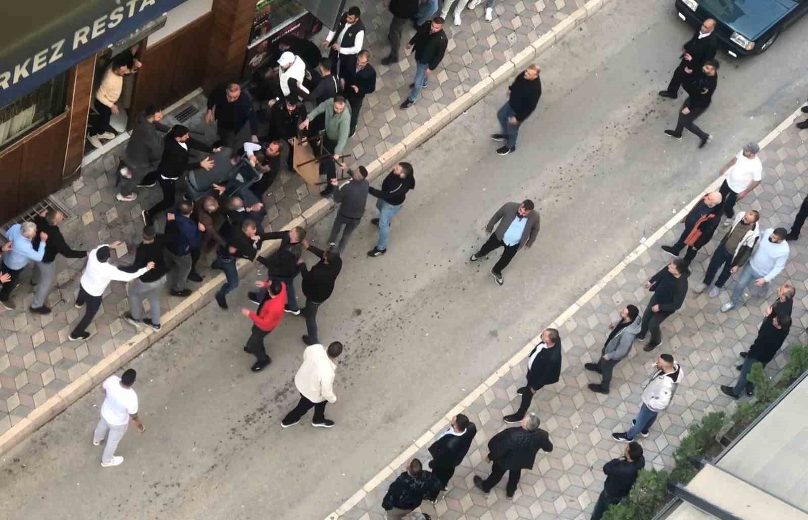 Elazığ’da iki grup arasında kavga: Masa ve sandalyeler havada uçuştu