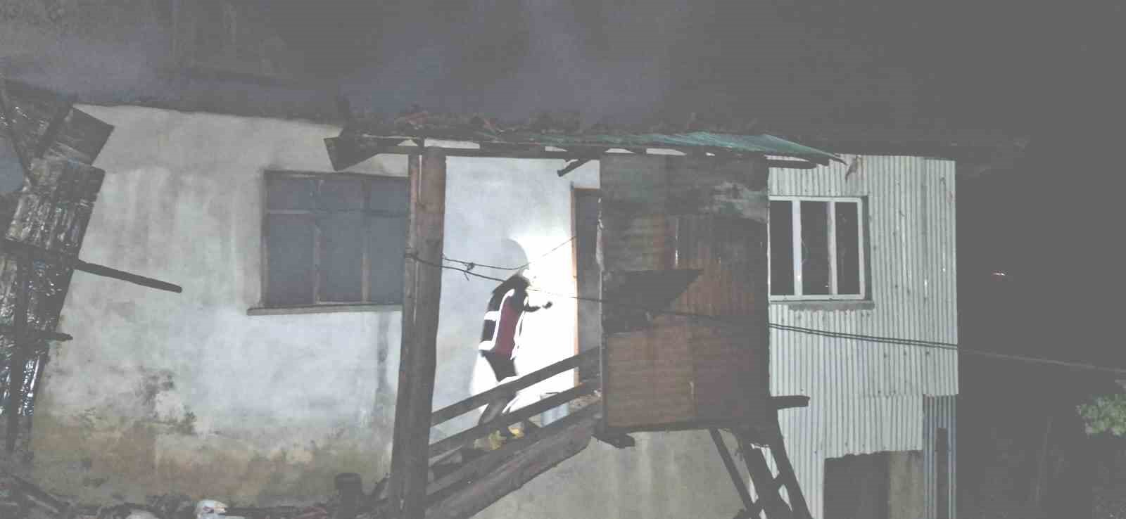 Emet&rsquo;te ahşap ev yangını
