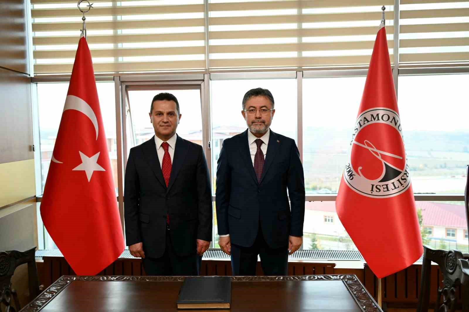 Bakan Yumaklı, Rektör Topal’dan çalışmalarla ilgili bilgi aldı