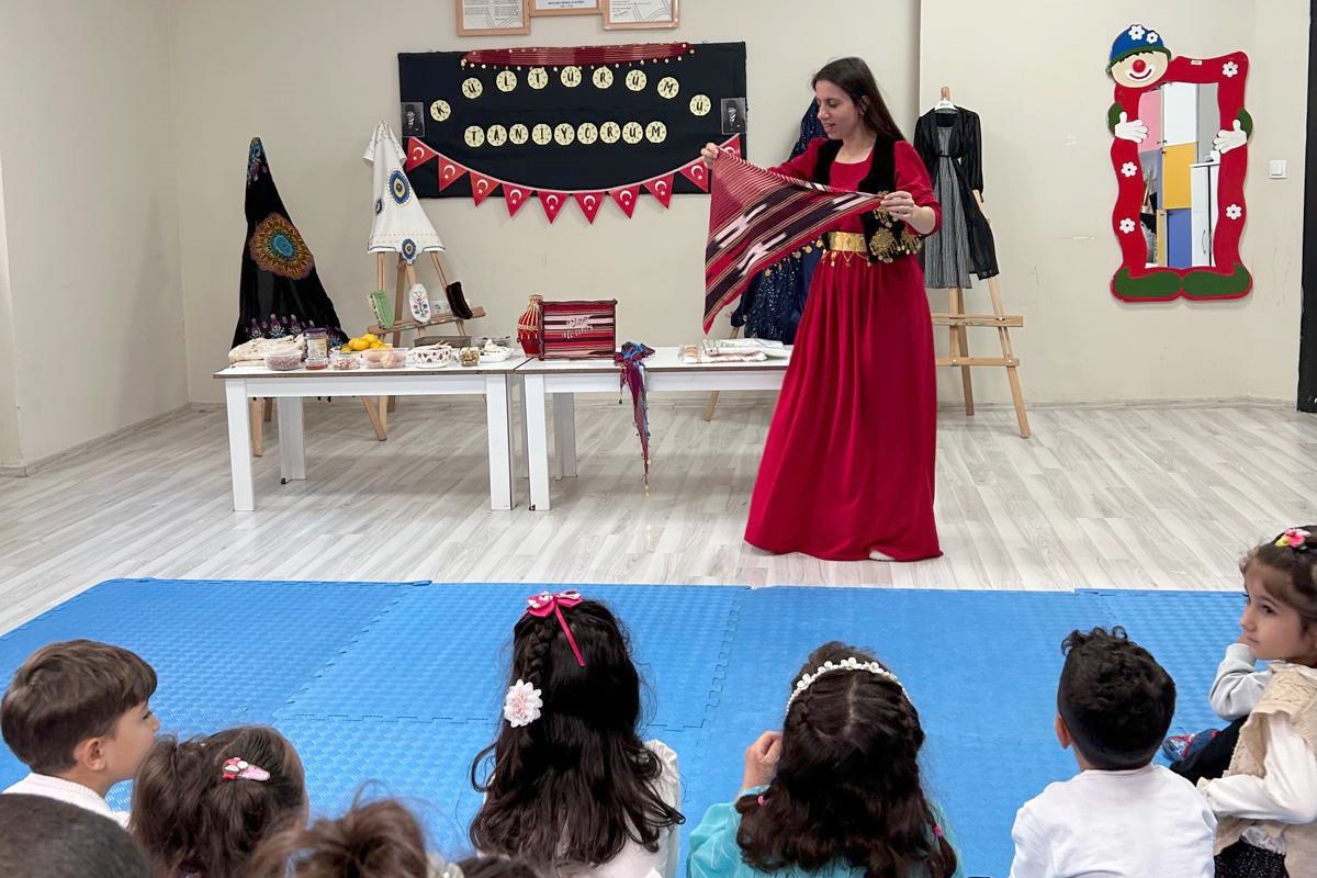 Çatak’ta miniklerden kültürel renklerle Cumhuriyet kutlaması