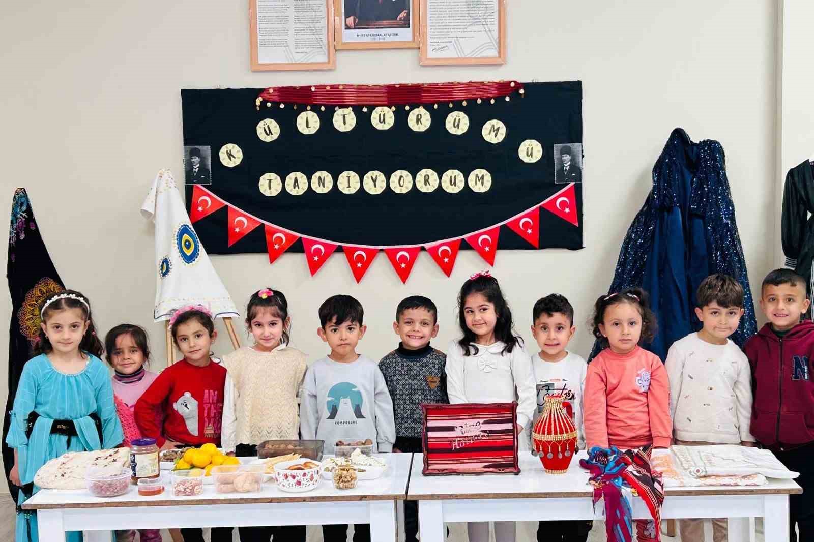 &Ccedil;atak&rsquo;ta miniklerden k&uuml;lt&uuml;rel renklerle Cumhuriyet kutlaması
