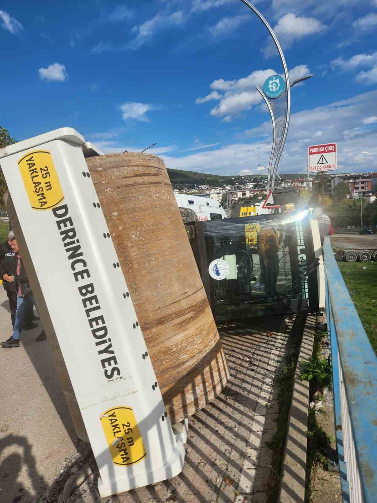 Tırın &uuml;st&uuml;ndeki asfalt silindiri yola devrildi: 1 yaralı

