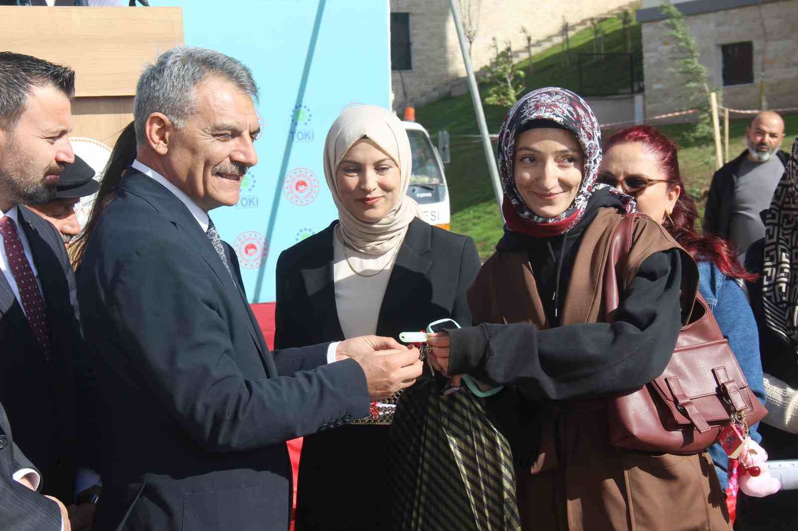 Yozgat’ta TOKİ konutları hak sahiplerine teslim edildi