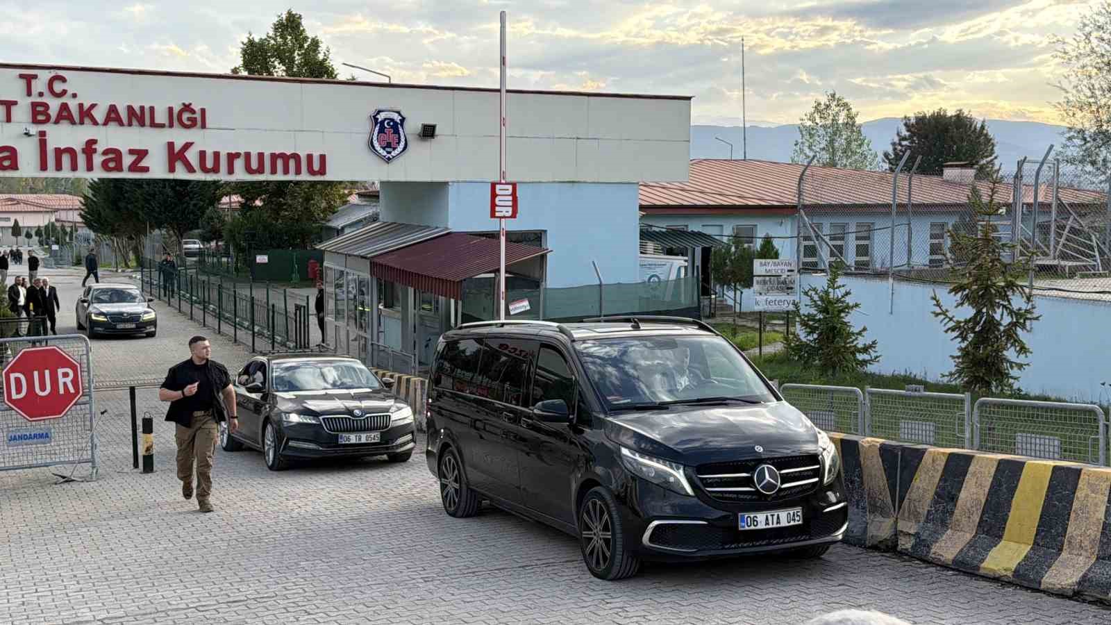 &Ouml;zg&uuml;r &Ouml;zel, D&uuml;zce&rsquo;de tutuklu bulunan Pınar T&uuml;rker&rsquo;i ziyaret etti
