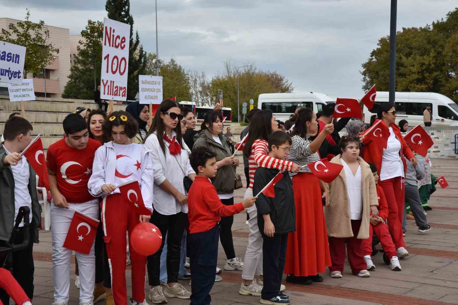 Atakum&rsquo;da &ouml;zel &ouml;ğrencilerle Cumhuriyet&rsquo;in 102. yılı kutlandı
