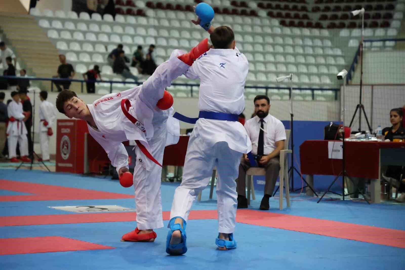 51 İlden bin 200 sporcu Elazığ’da karate için buluştu