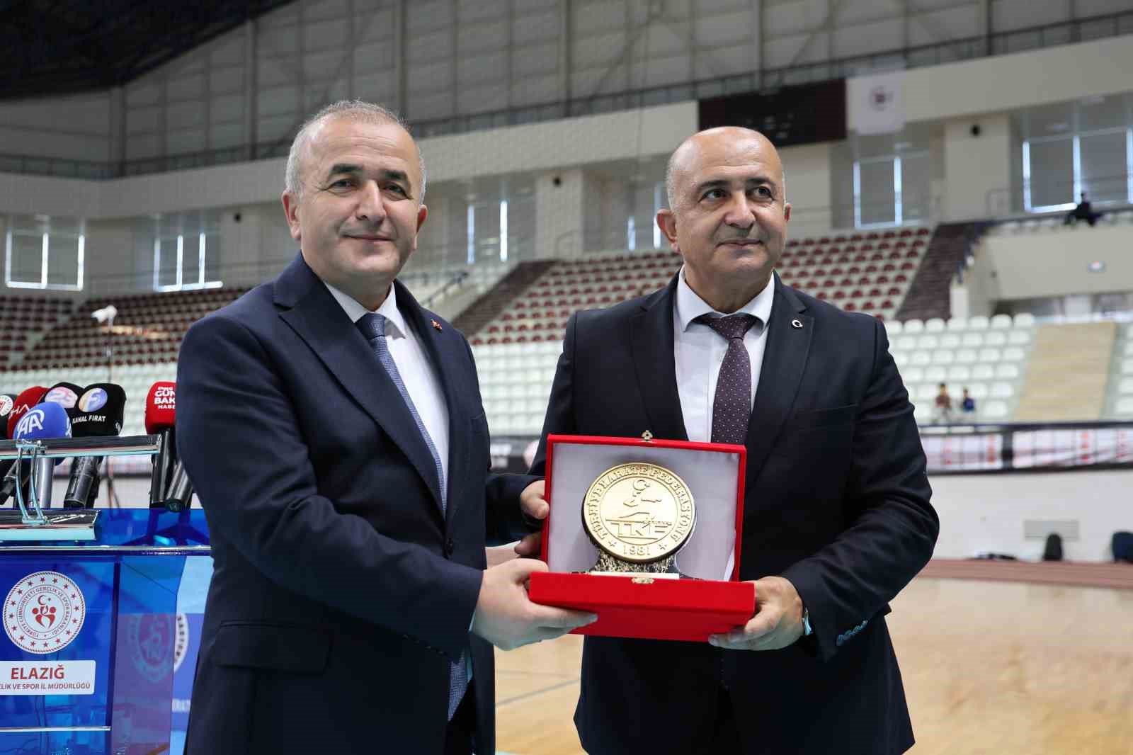 51 İlden bin 200 sporcu Elazığ&rsquo;da karate i&ccedil;in buluştu
