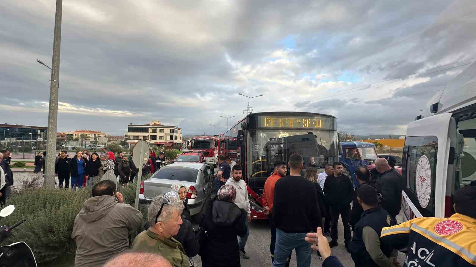 Ayvalık’ta belediye otobüsü ile otomobil çarpıştı: 2 yaralı