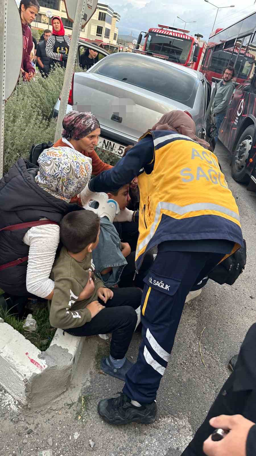 Ayvalık&rsquo;ta belediye otob&uuml;s&uuml; ile otomobil &ccedil;arpıştı: 2 yaralı
