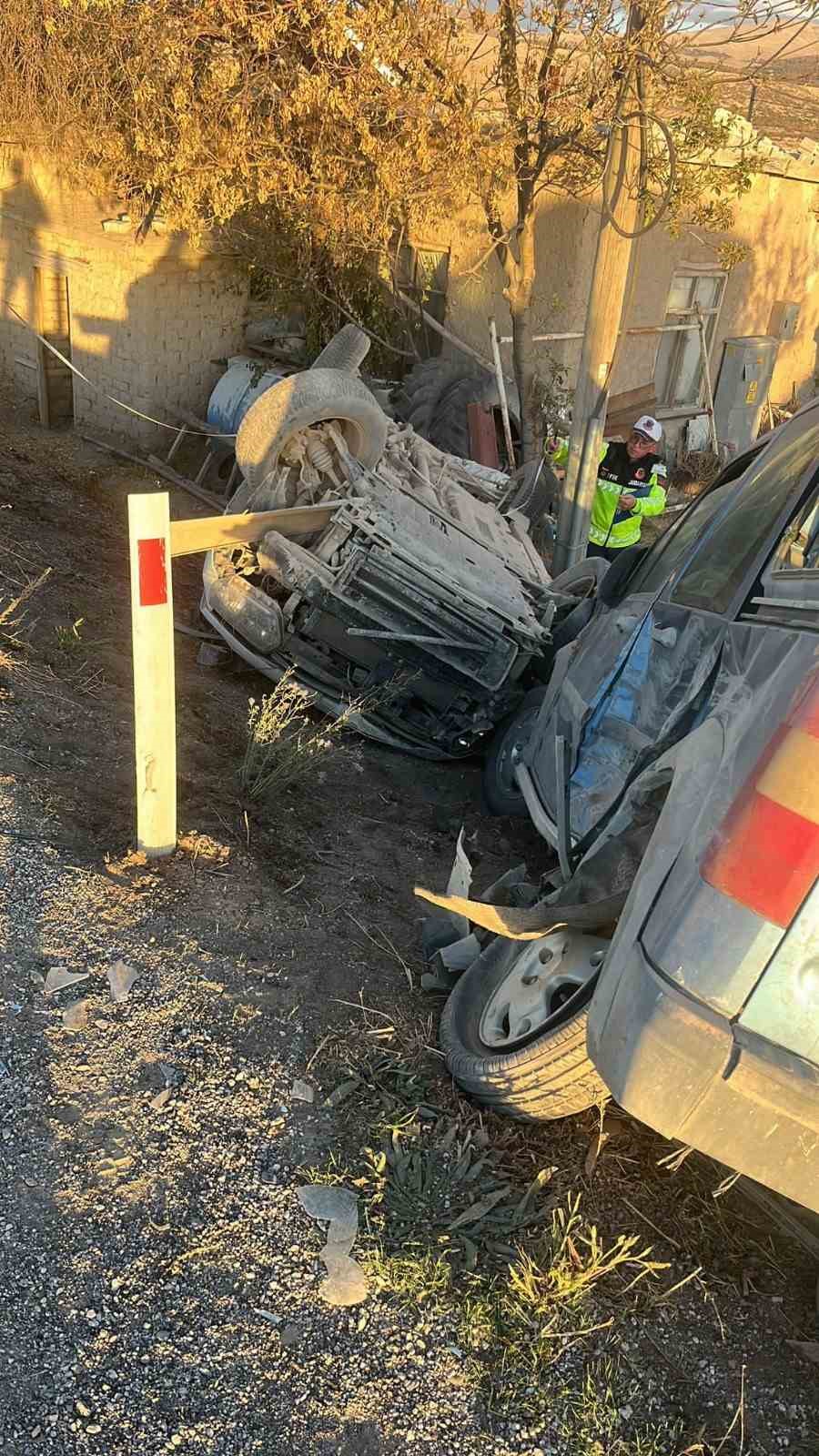 Otomobil ile hafif ticari ara&ccedil; &ccedil;arpıştı: 1 &ouml;l&uuml;, 1 yaralı
