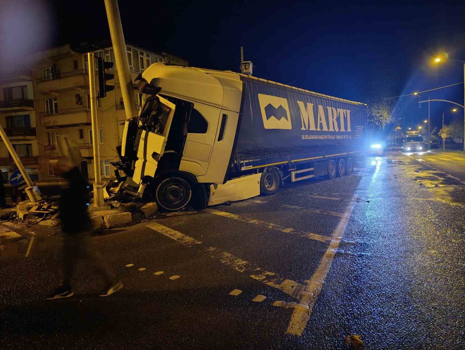 Ordu&rsquo;da s&uuml;t y&uuml;kl&uuml; tır ve otomobil &ccedil;arpıştı: 2 yaralı
