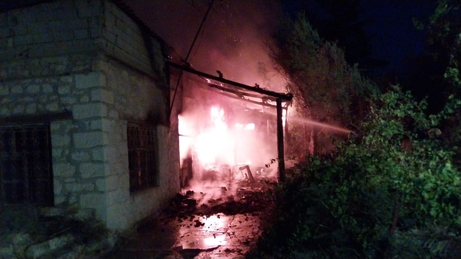 Müstakil ev alev alev yandı