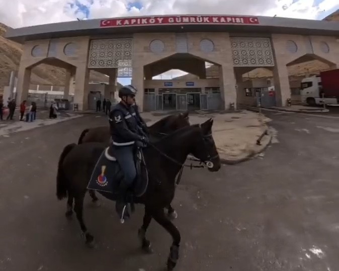 Atlı Jandarma Timleri Kapıköy sınırında görevde