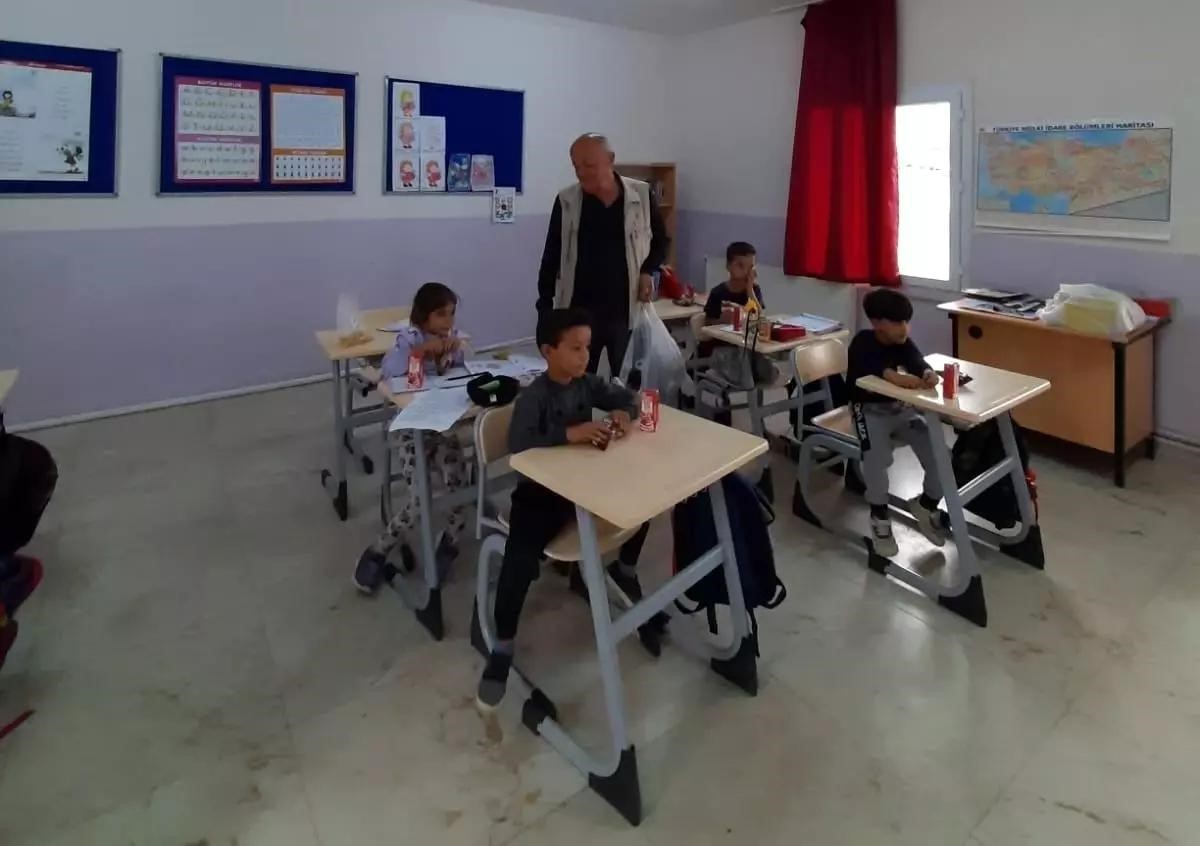 Emekli eczacıdan k&ouml;y okuluna anlamlı destek
