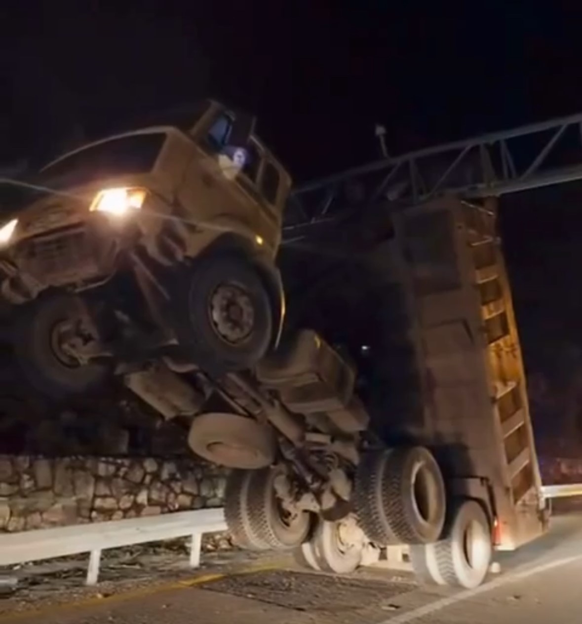 Damperi a&ccedil;ık kamyon KGYS direğine &ccedil;arparak asılı kaldı: 1 yaralı
