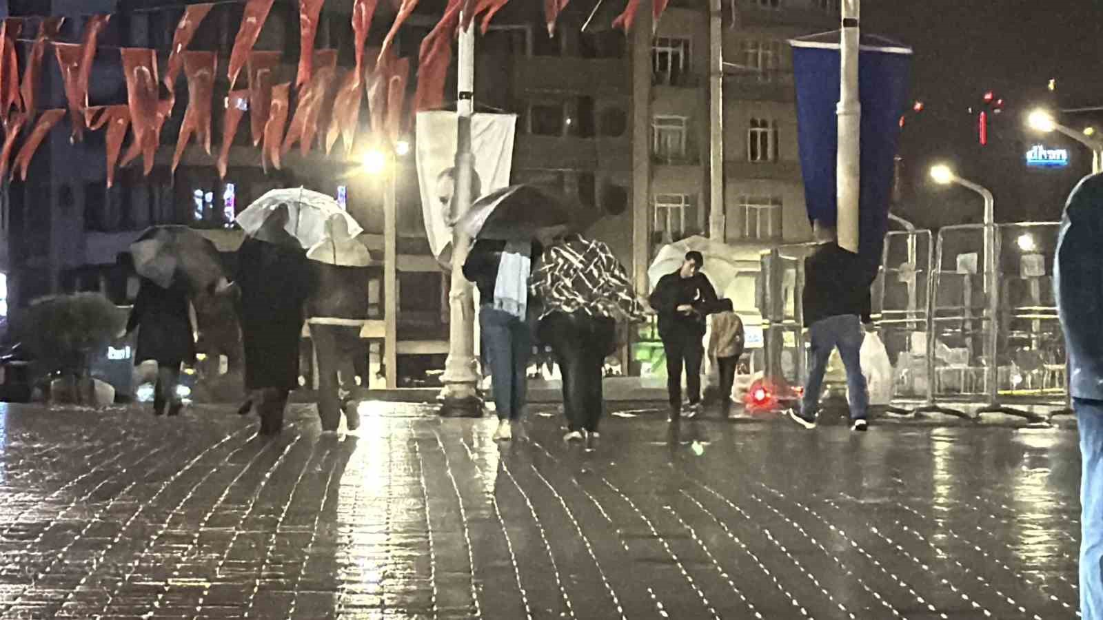 Taksim Meydanı ve İstiklal Caddesi’nde gece saatlerinde yağmur etkili oldu