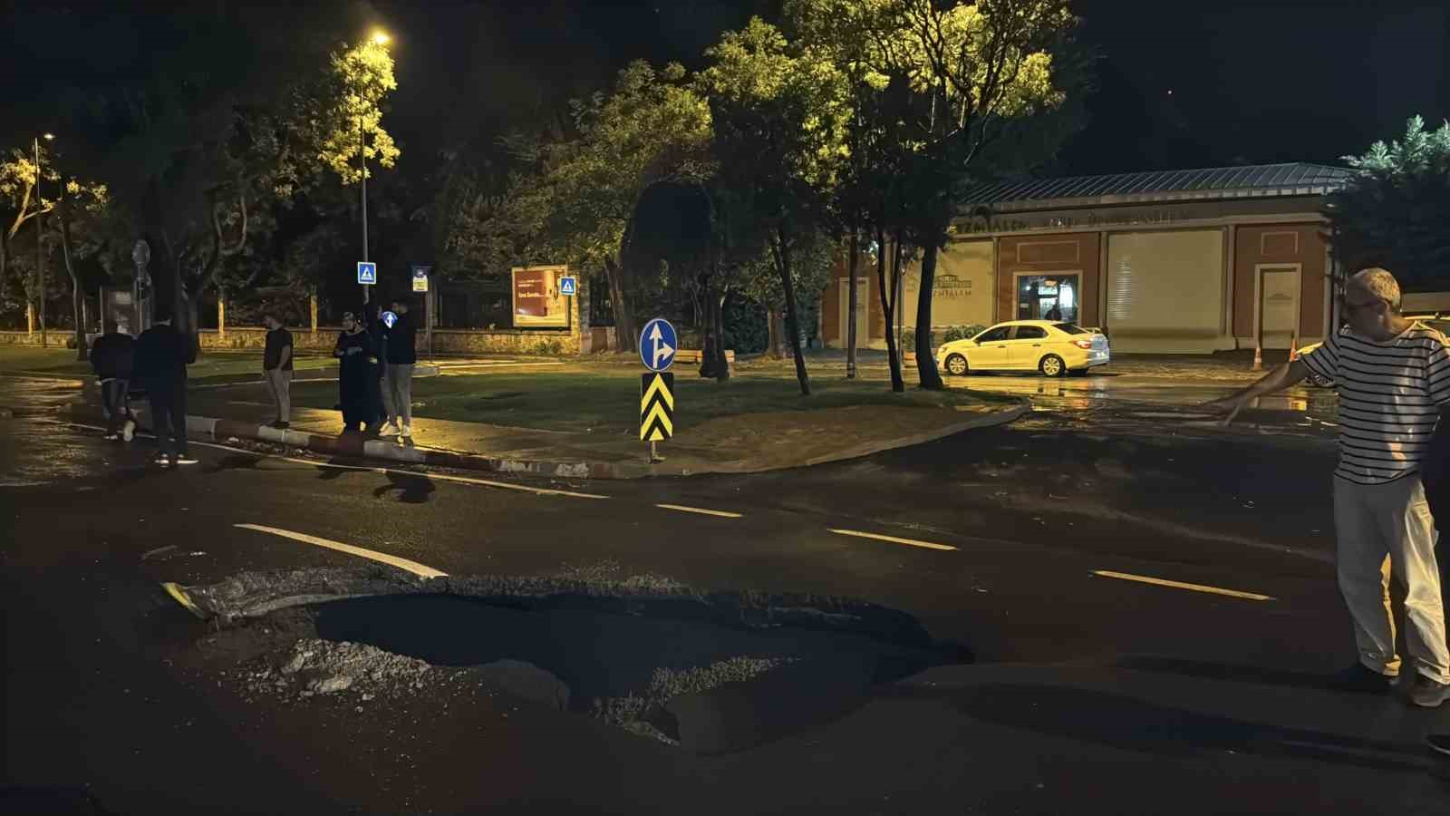 Sağanak yağış nedeniyle Vatan Caddesi’nde yol çöktü