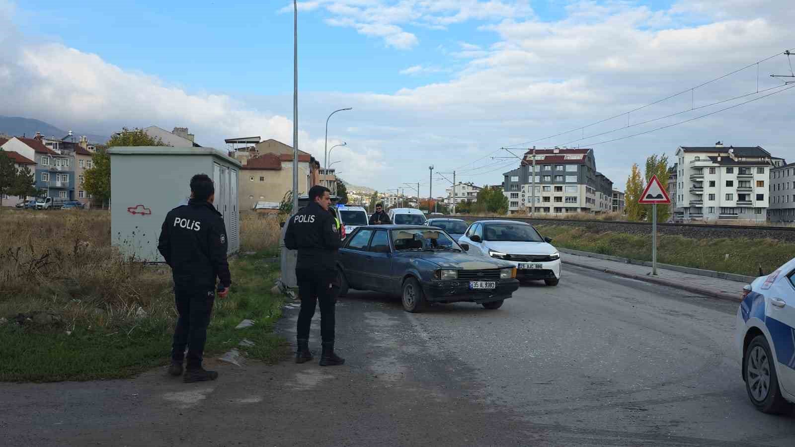 Kütahya’da otomobilin çarptığı 2 kişi yaralandı