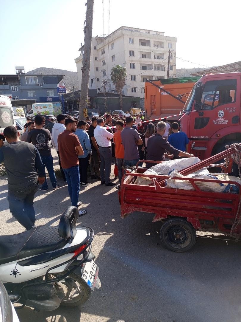 Yolun karşısına ge&ccedil;erken kamyonun altında ezilen 71 yaşındaki adam &ouml;ld&uuml;
