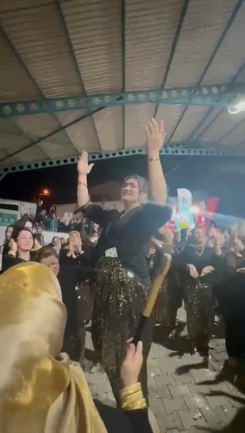 Tekirdağ&rsquo;da kadınlardan renkli şalvar gecesi: 2 bin kişi katıldı
