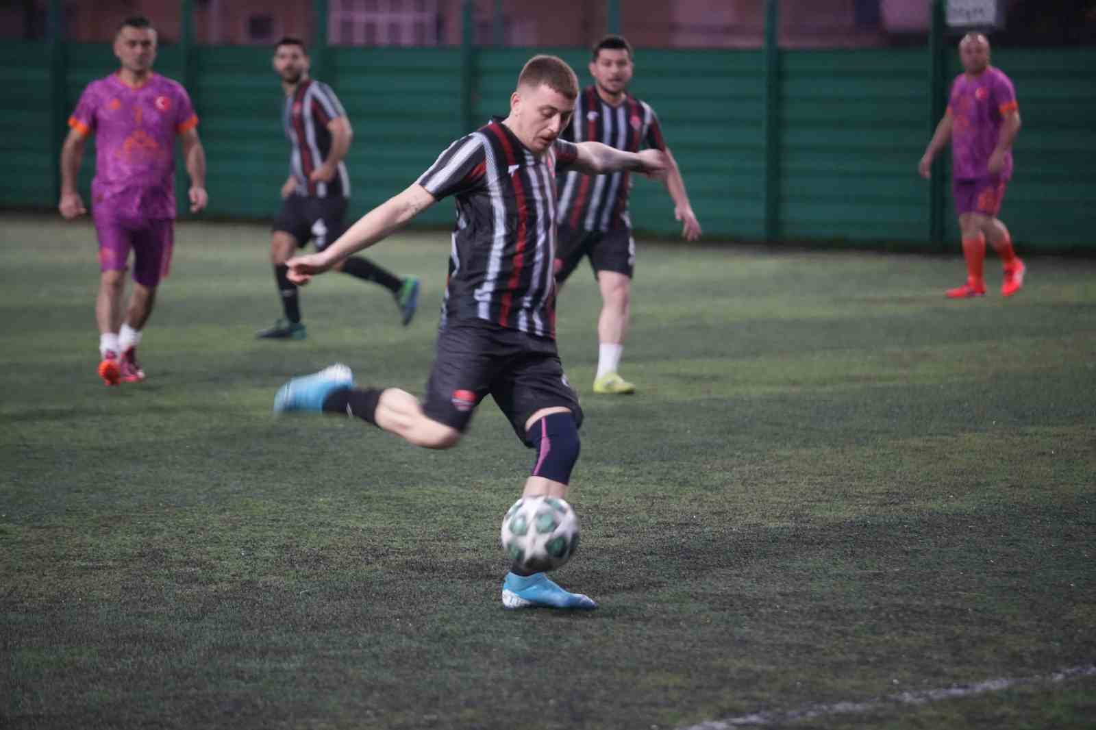 Hastane &ccedil;alışanları halı sahada ter d&ouml;kt&uuml;
