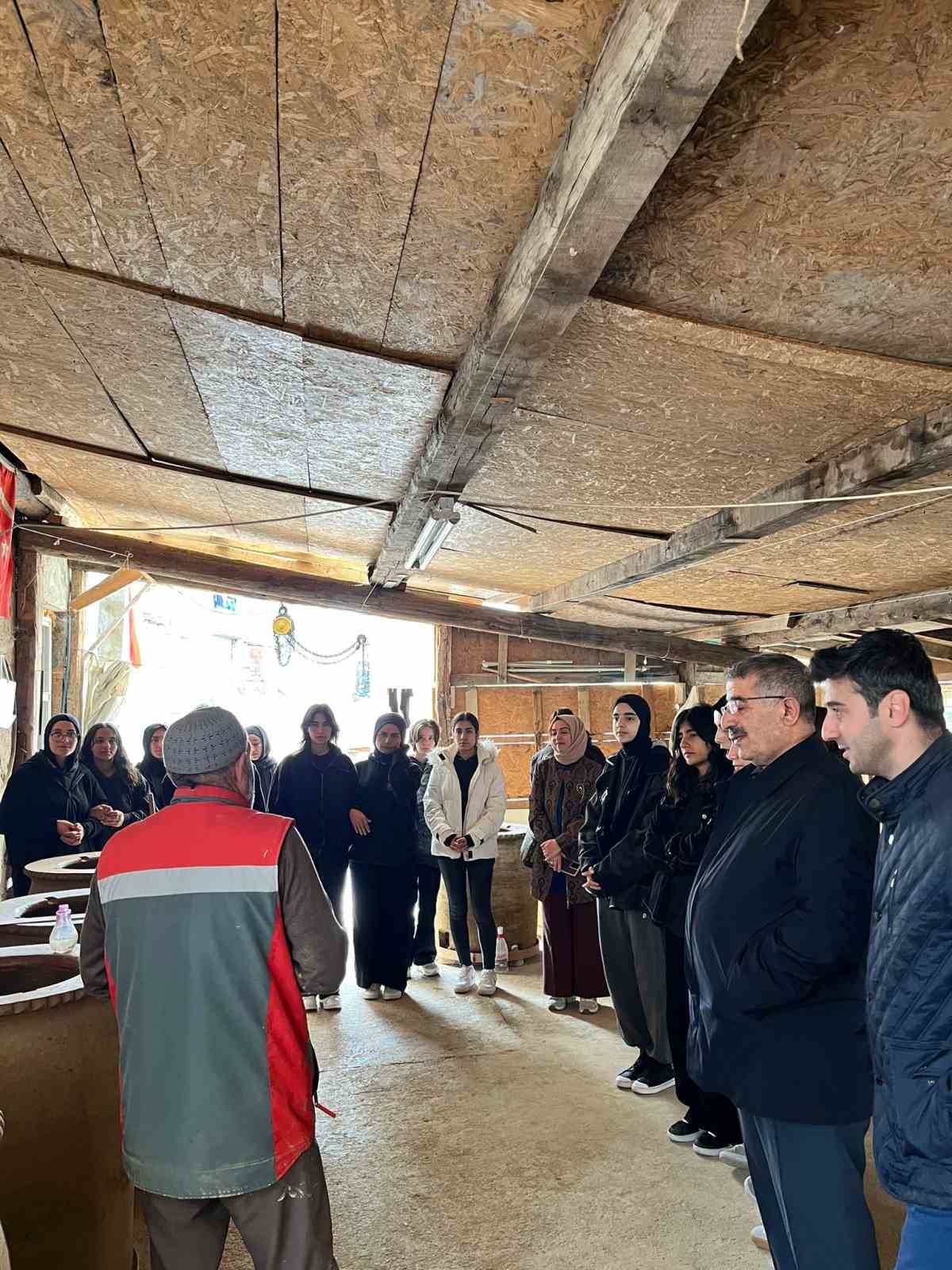 Bayburt GSL &ouml;ğrencileri tandır at&ouml;lyesinde &ccedil;amura şekil verdi
