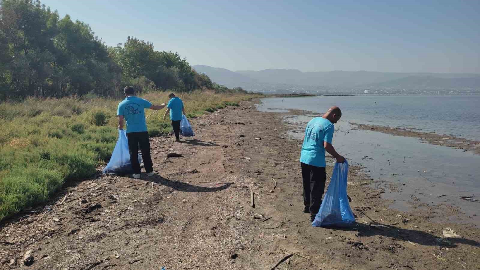 Mavi Takım ekiplerinden sahil temizliği
