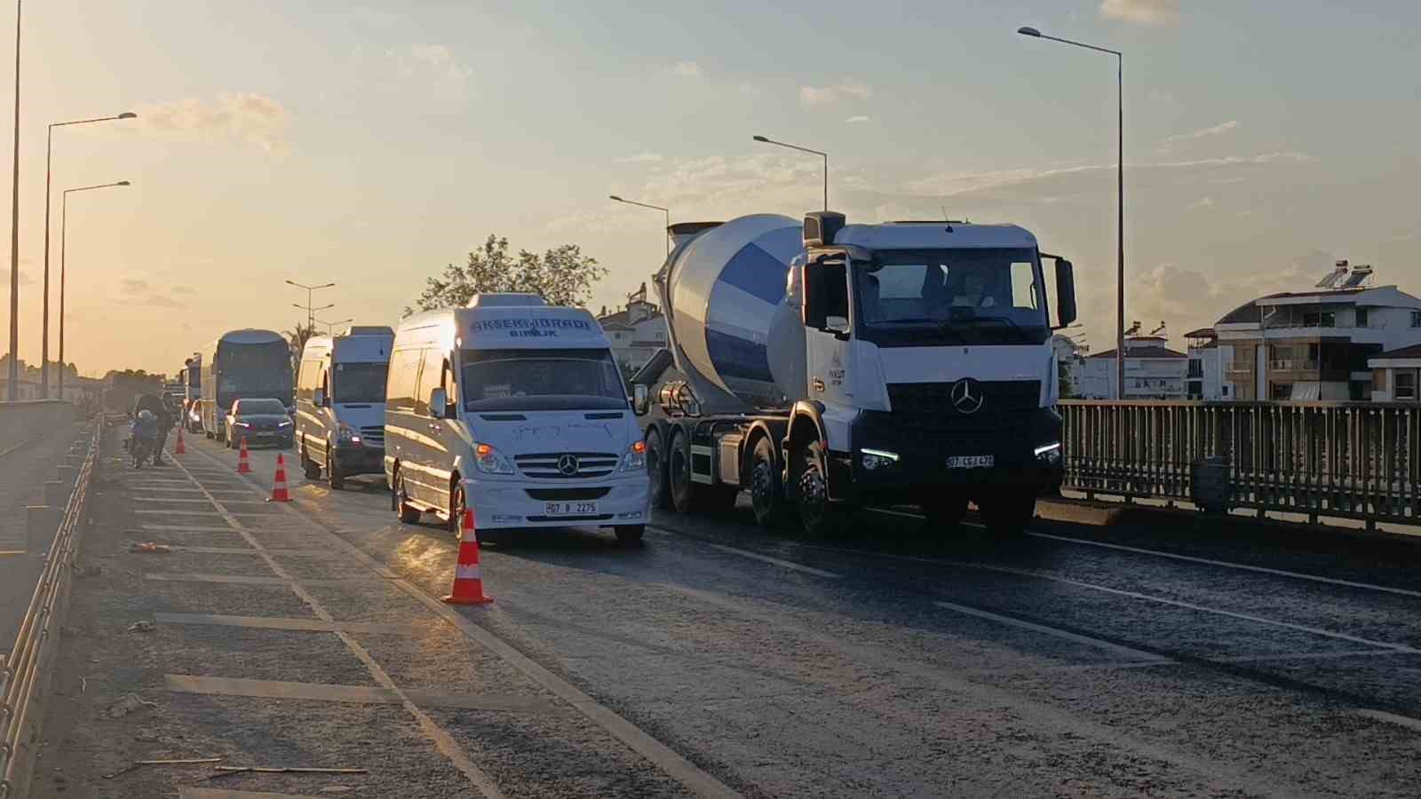 Manavgat’ta kamyon ile tır çarpıştı