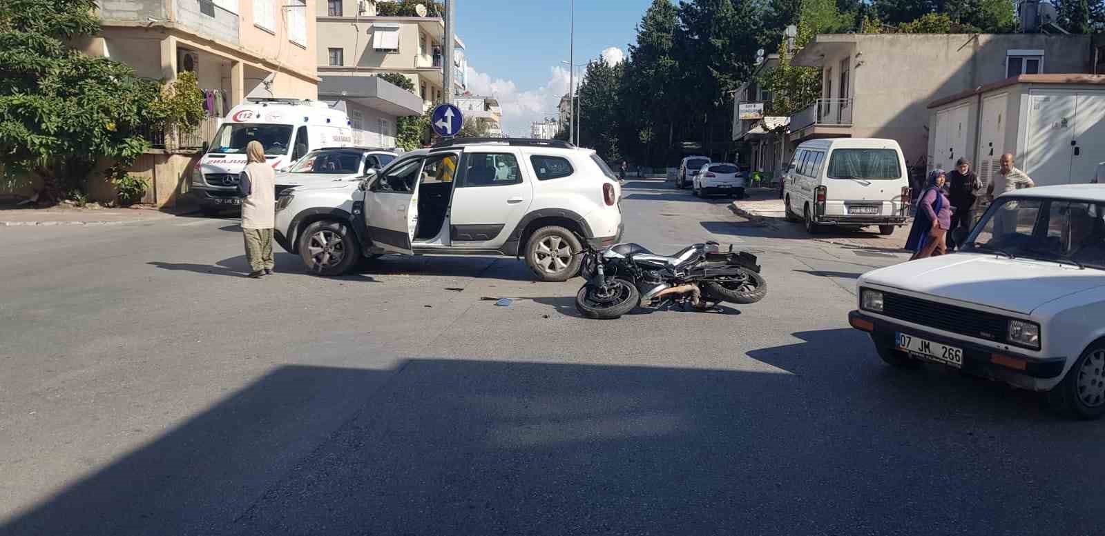 Otomobille motosiklet &ccedil;arpıştı: 1 yaralı
