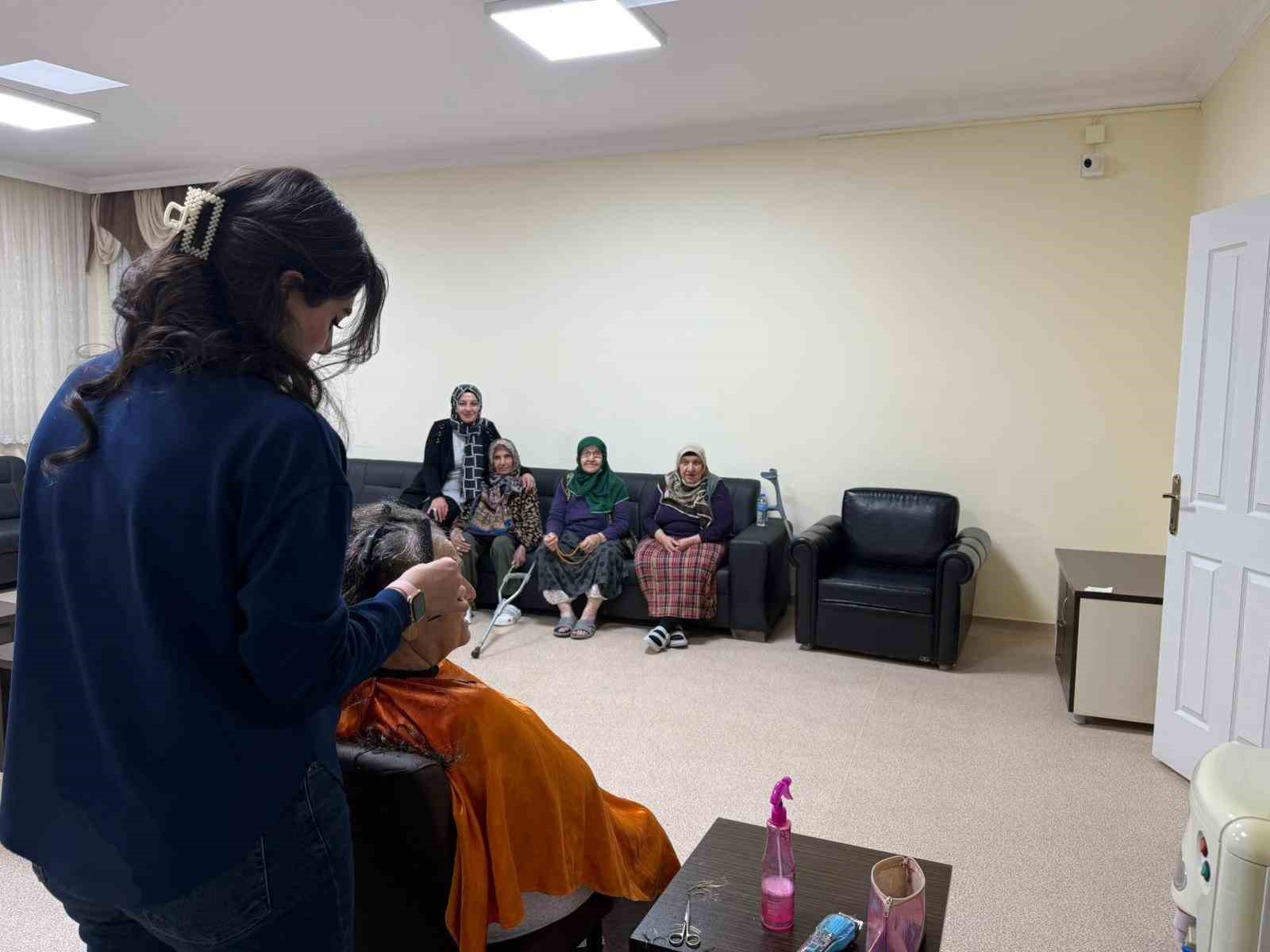 Bayburt’ta huzurevi sakinlerinin kişisel bakımlarını gönüllü kuaför yaptı