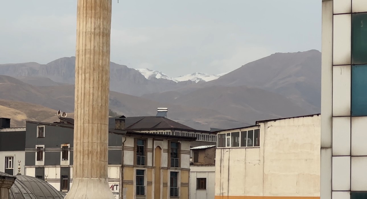 Yüksekova Mor Dağı’nın zirvesi beyaza büründü