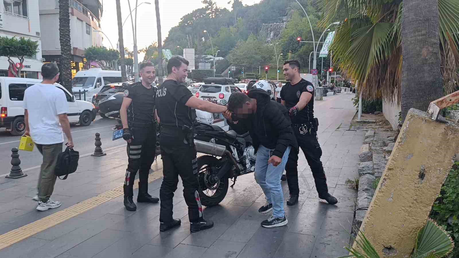 Dolmuş durağında baygın halde bulundu, polisleri görünce elini öptü