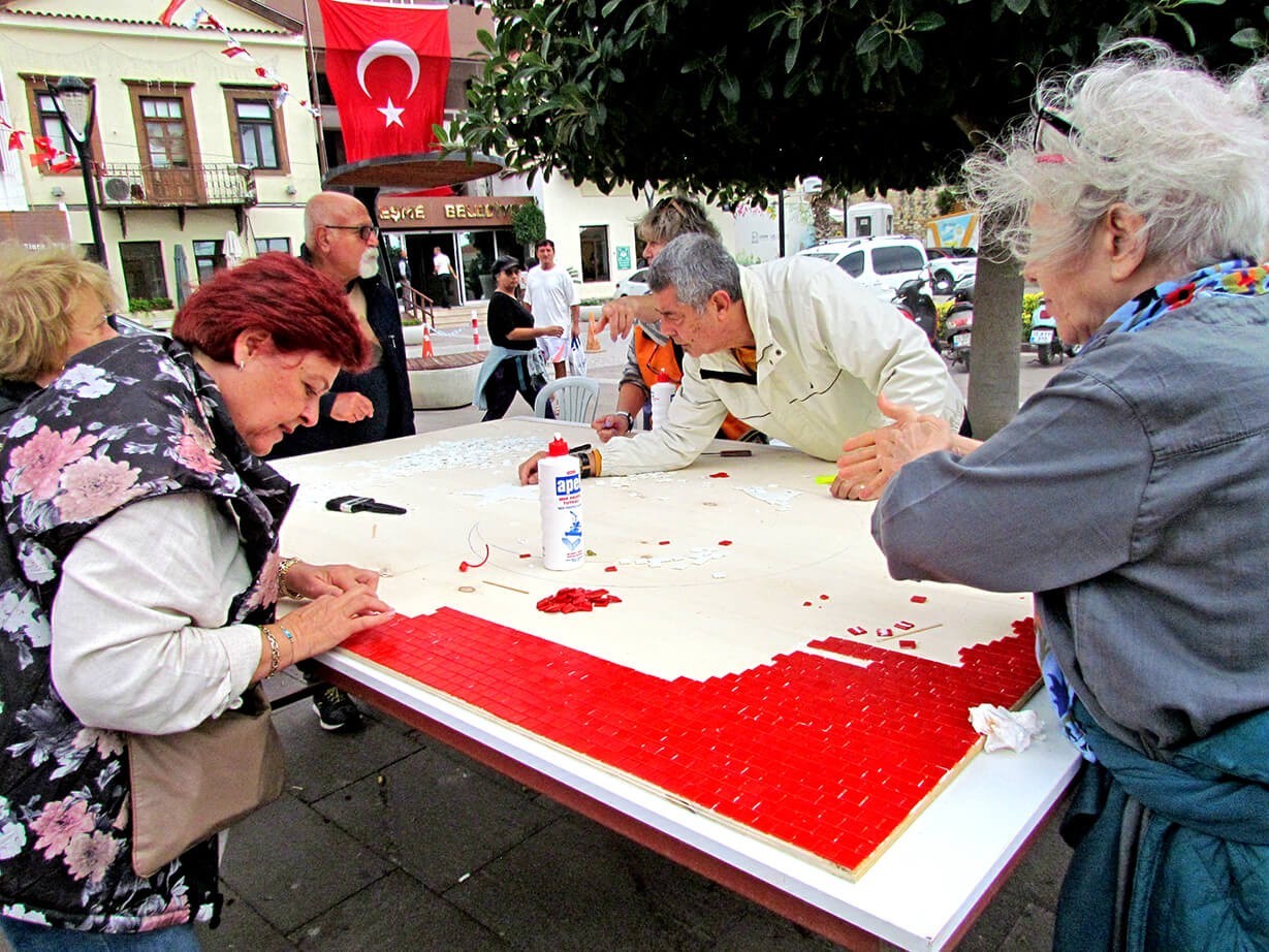 Çeşme’de Cumhuriyet Bayramı coşkusu mozaik atölyesiyle başladı
