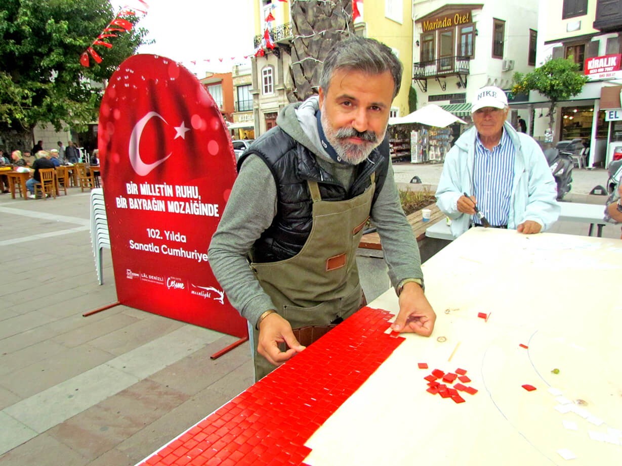 &Ccedil;eşme&rsquo;de Cumhuriyet Bayramı coşkusu mozaik at&ouml;lyesiyle başladı

