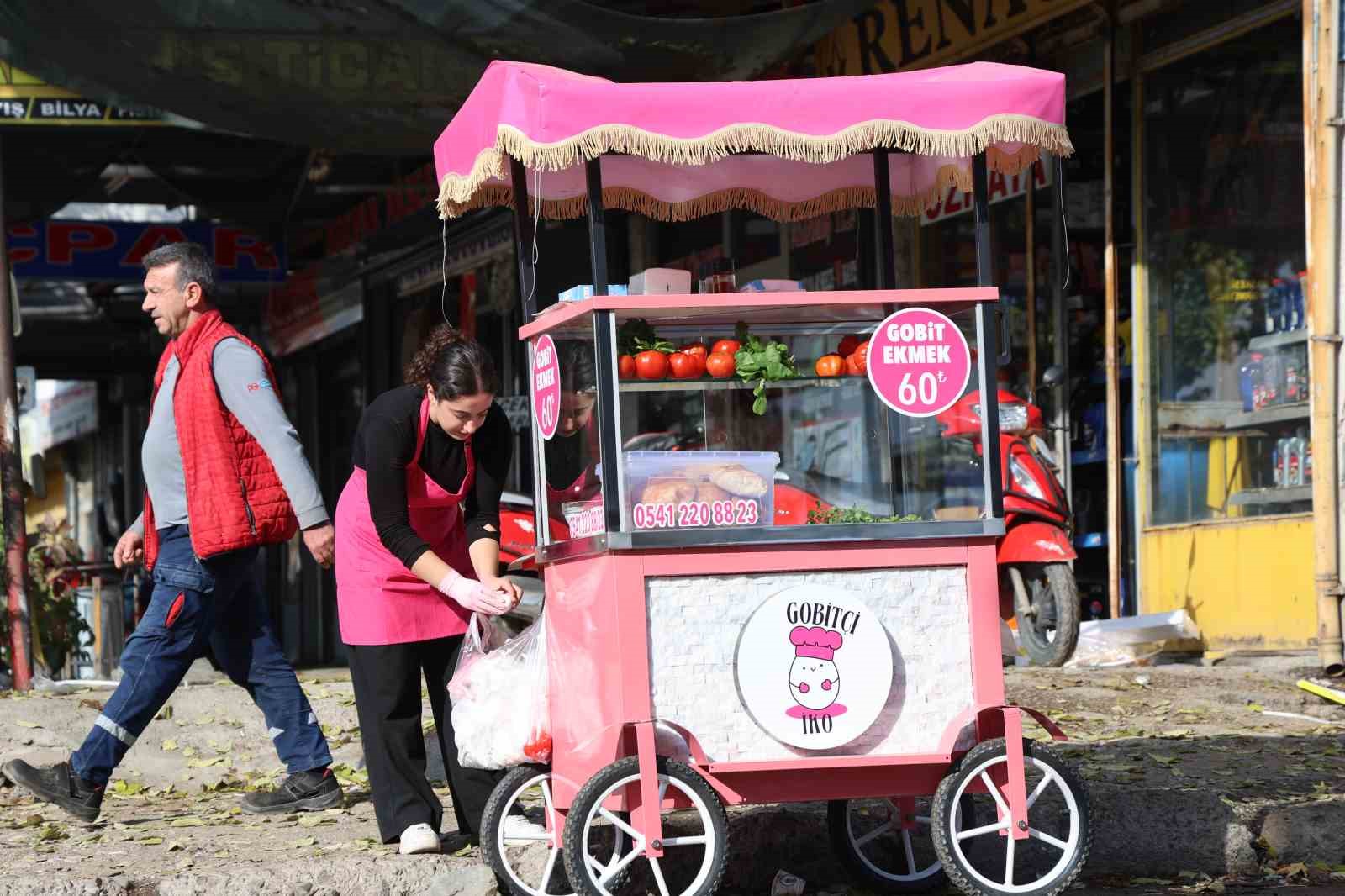 Genç kadın girişimci, pembe tezgahıyla sanayiye renk kattı
