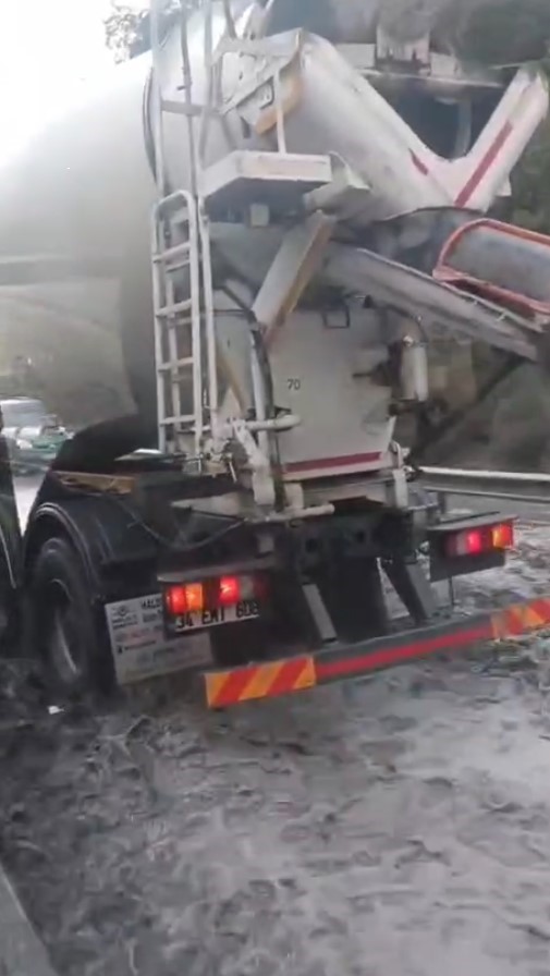 Kemerburgaz yolu göle döndü, araçlar güçlükle ilerledi
