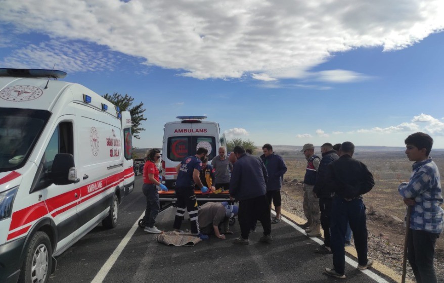 Üç tekerlekli elektrikli motosiklet devrildi: Karı koca ağır yaralandı

