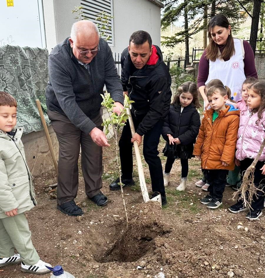 Nasıl fidan dikileceği minik öğrencilere uygulamalı olarak anlatıldı