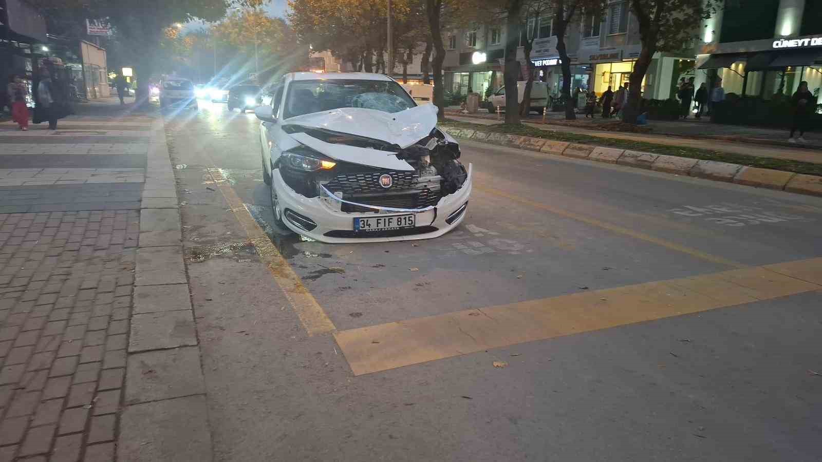 Otomobilin çarptığı kadın metrelerce savruldu