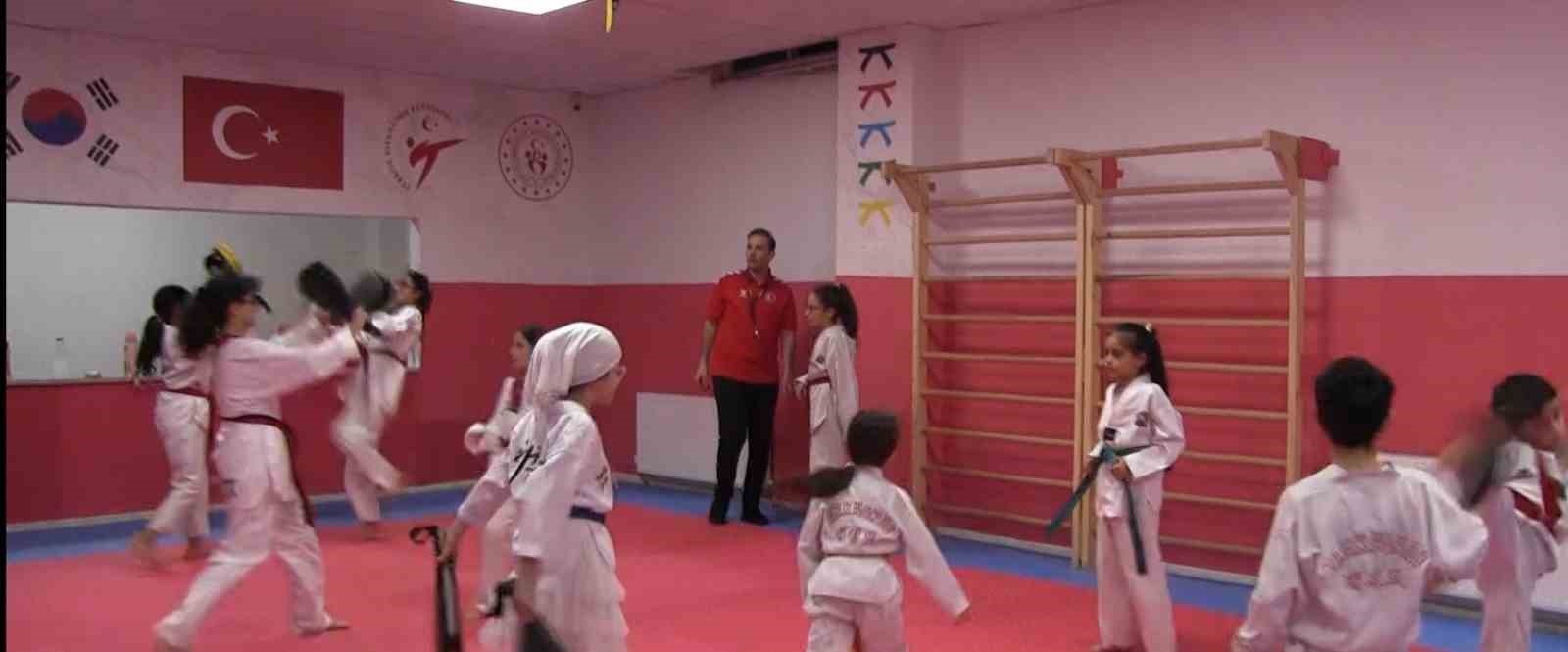 Boyu uzasın diye taekwandoya giden Siirtli Elif, Moldova’da aldın madalya kazandı