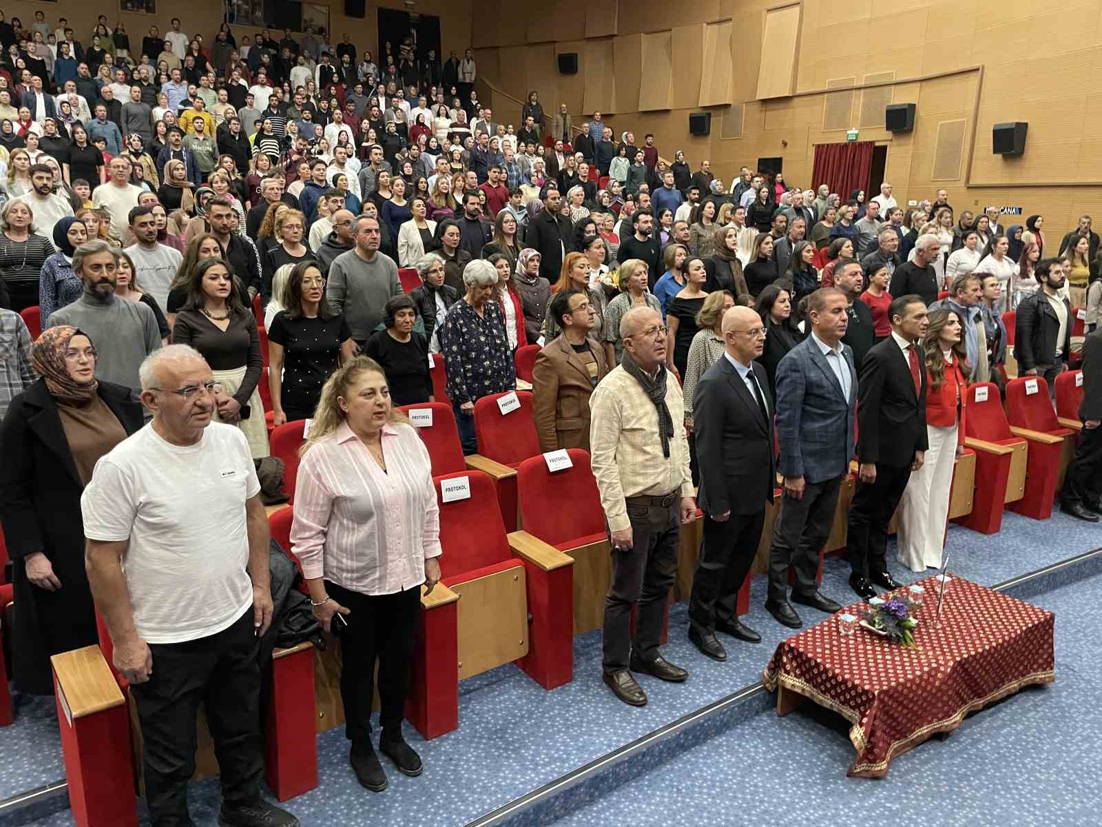 Tamamı sağlık &ccedil;alışanlarından oluşan korodan konser
