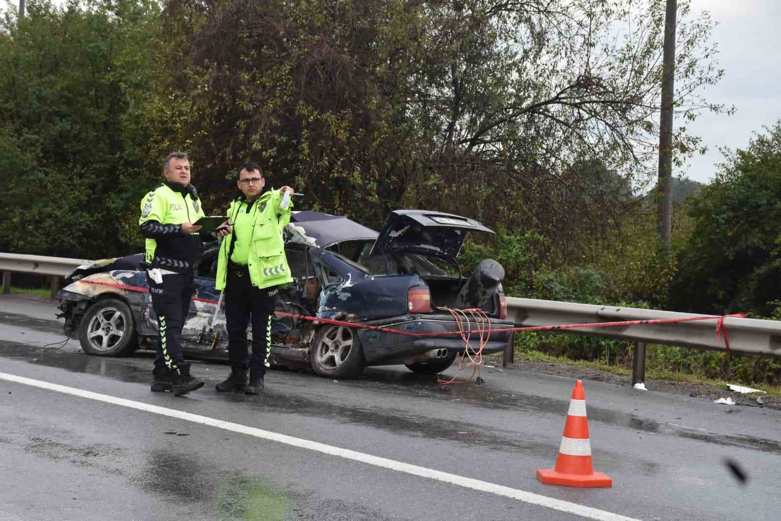 Bariyerlere &ccedil;arpan otomobil hurdaya d&ouml;nd&uuml;: 1 &ouml;l&uuml;, 2 yaralı

