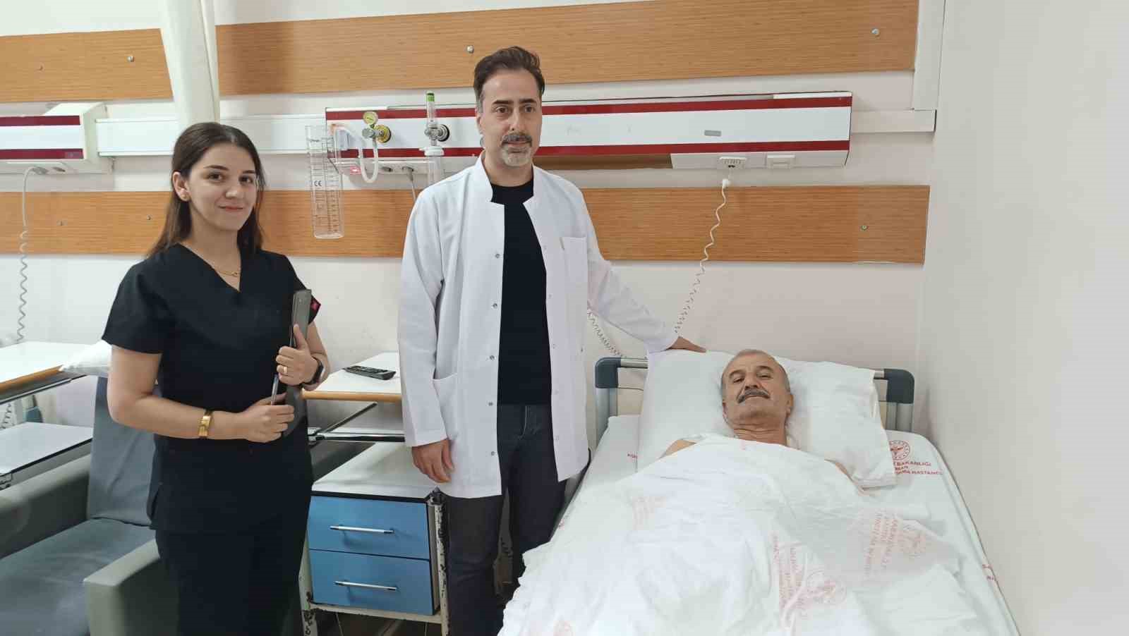 Tenis oynarken omuz çıkığı yaşayan 64 yaşındaki hasta, kullanılan özel plakla sağlığına kavuştu