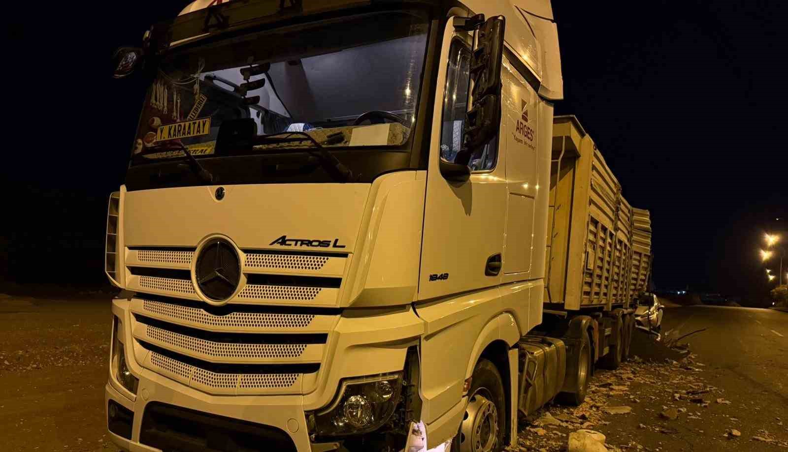 Batman’da tır ile otomobil çarpıştı: 2 yaralı