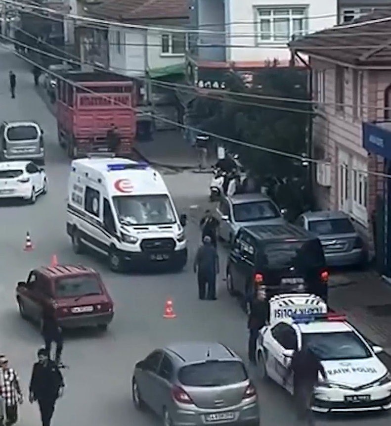 Kamyonetle çarpışan motosiklet sürücüsü hayatını kaybetti