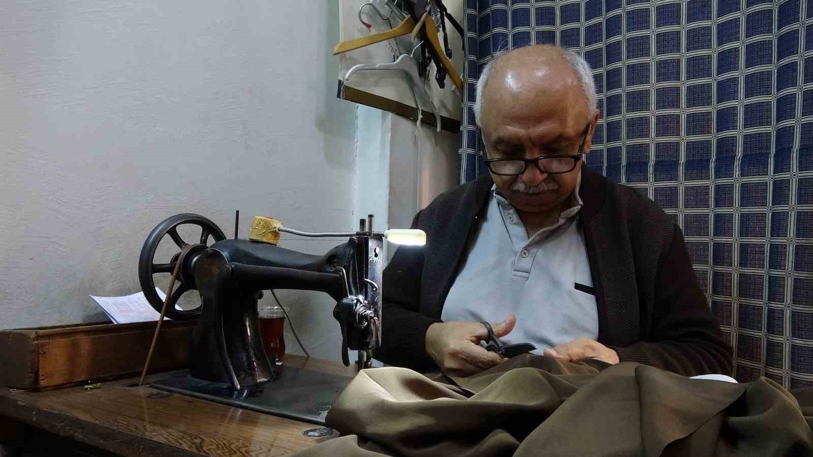 Ustasının emaneti 75 yıllık makineyle 50 yıldır terzilik yapıyor
