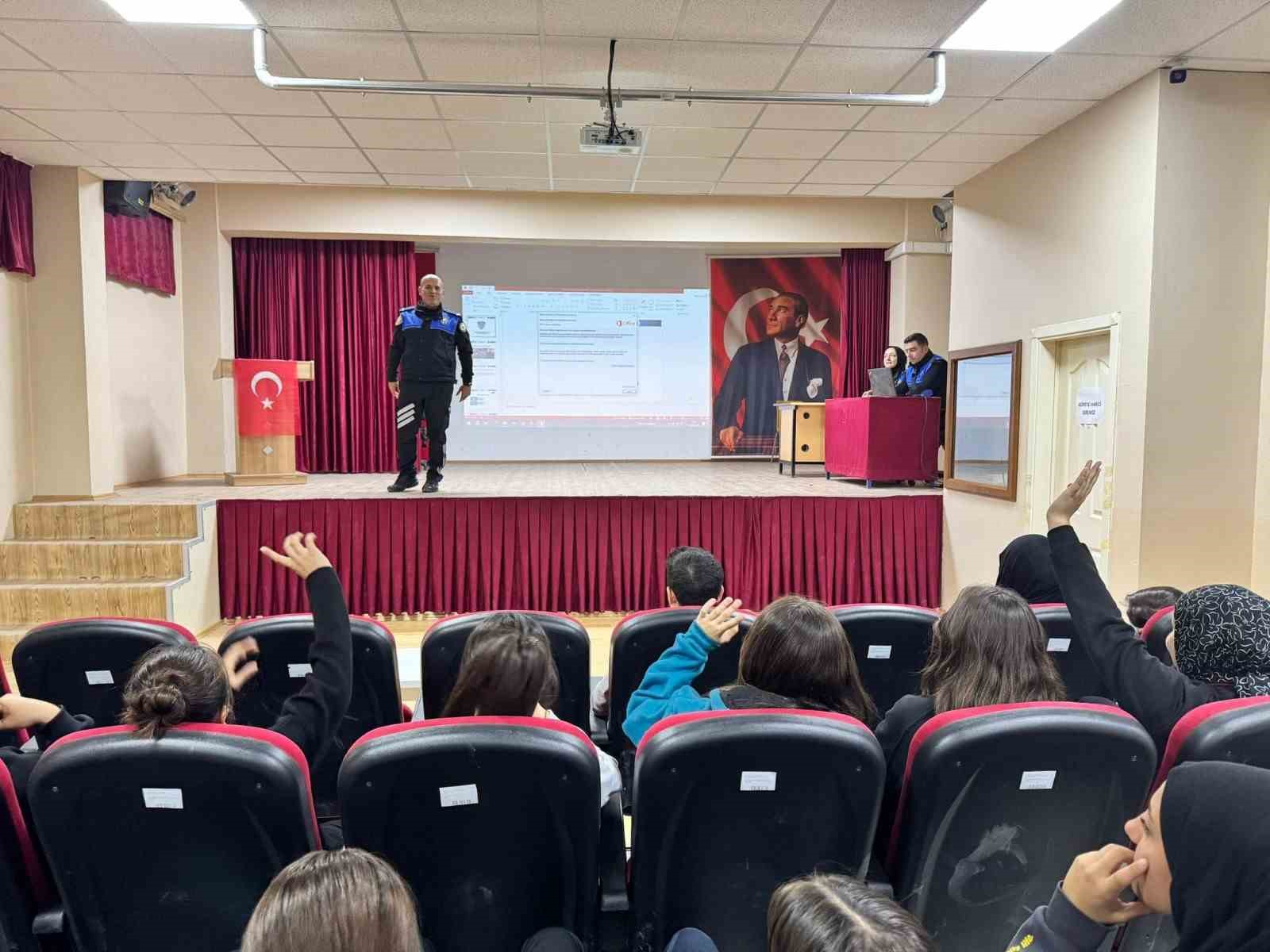 Polisten lise &ouml;ğrencilerine eğitim
