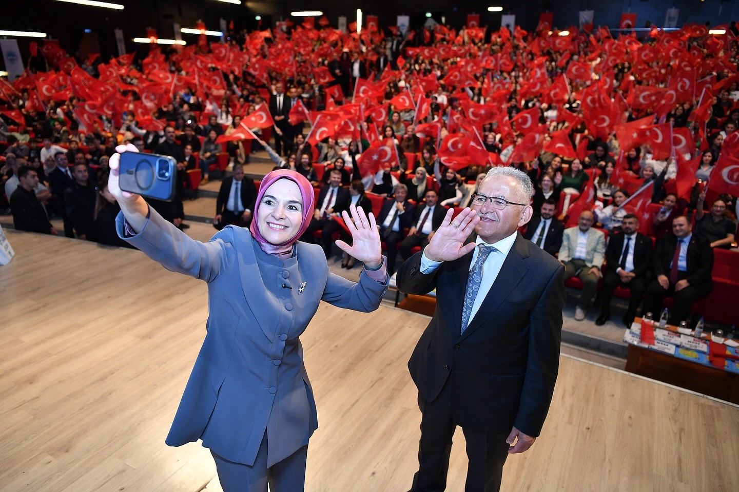 Başkan B&uuml;y&uuml;kkılı&ccedil;, Bakan G&ouml;ktaş ile birlikte &ouml;ğrencilere bin 782 kaynak kitap seti dağıttı
