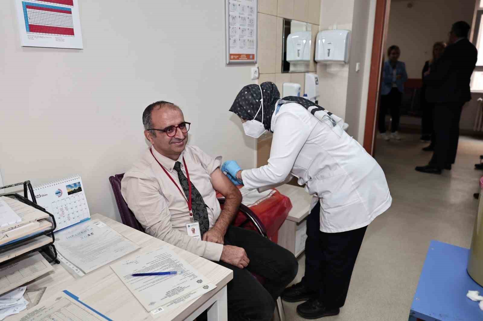 ERÜ Hastaneleri’nden sağlık çalışanlarına mevsimsel grip aşısı