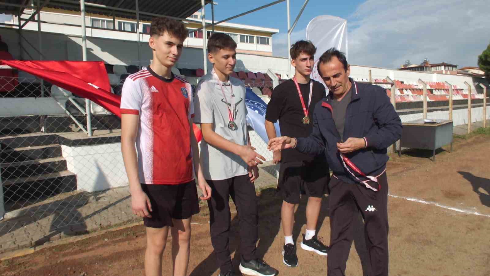 Balıkesir’de gençler Cumhuriyet Kupası için ter döktü